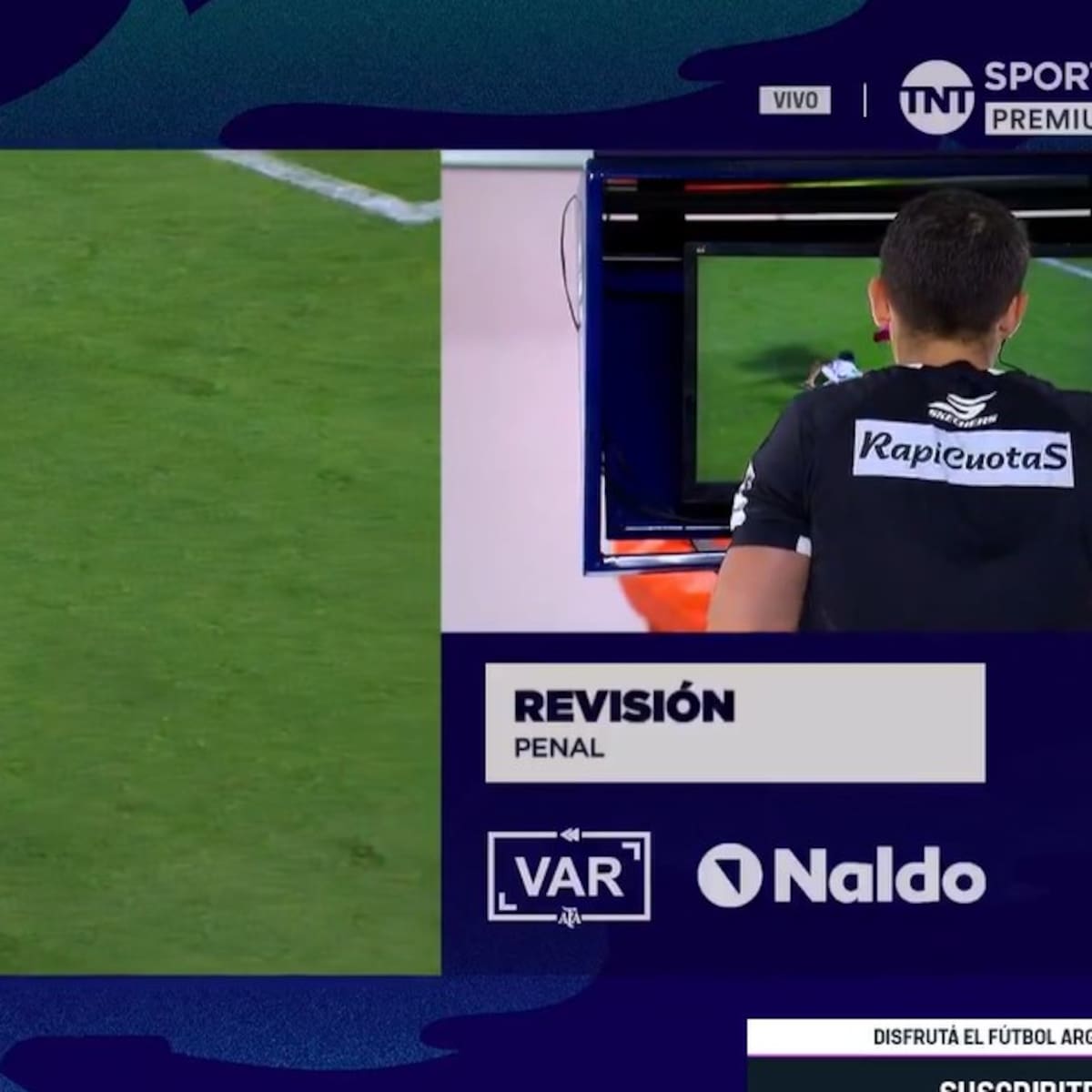 El momento en el que Zunino revisa la jugada en el VAR (le trata de mostrar que hubo penal para Barracas) y se mantiene en su decisión: "¡No es penal, muchachos!"