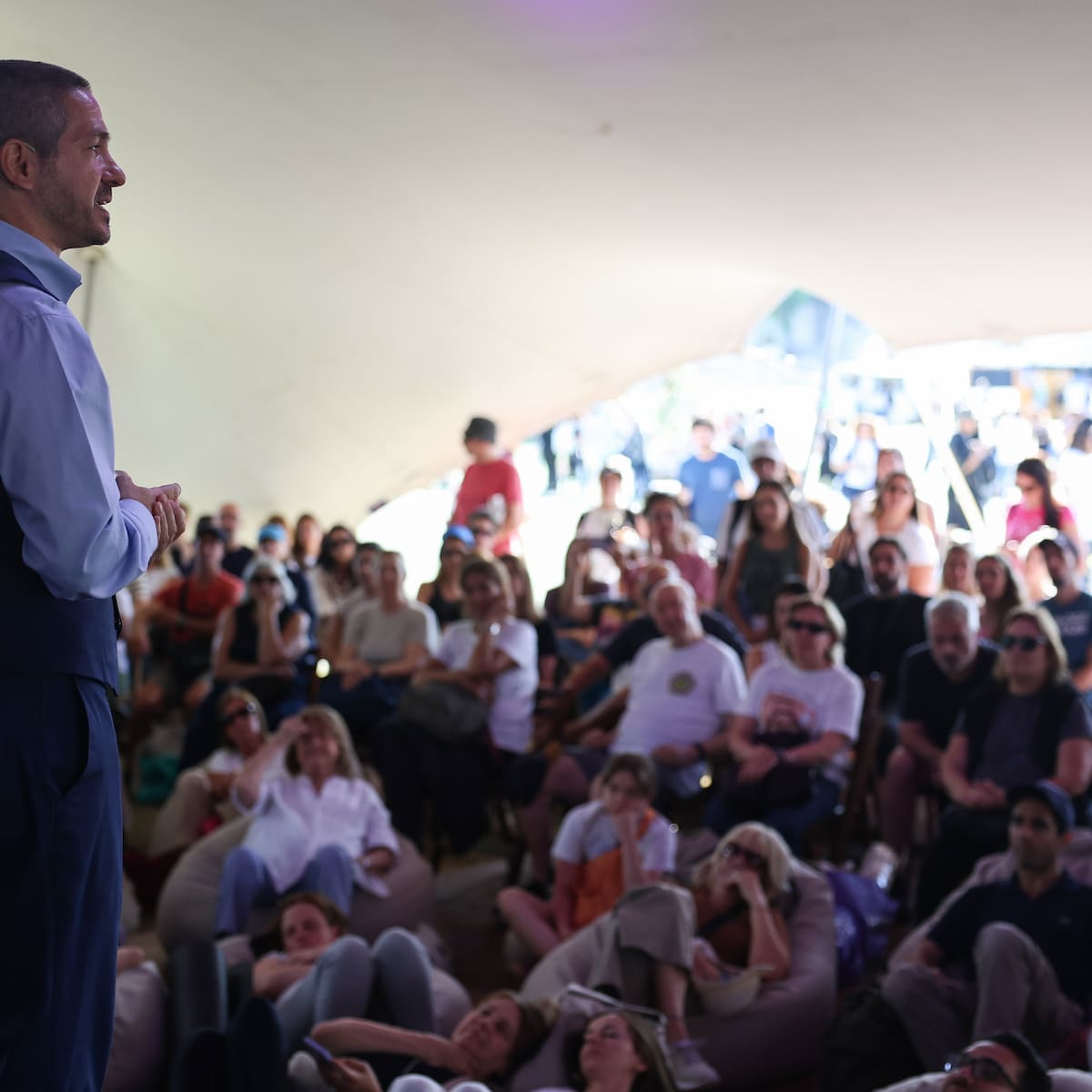 El especialista, conocido en redes como “el doctor del sueño”, propone dejar de considerar el descanso como tiempo perdido
