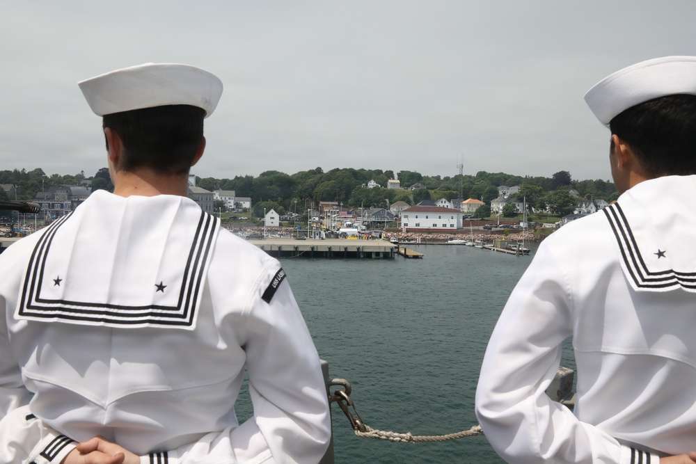 Imagem relacionada à notícia: USS Lassen Departs Eastport, Maine, após uma visita portuária bem sucedida