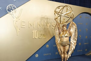 Emmy 2026: Megan Stalter impacta en la alfombra azul vestida como la estatuilla de los premios