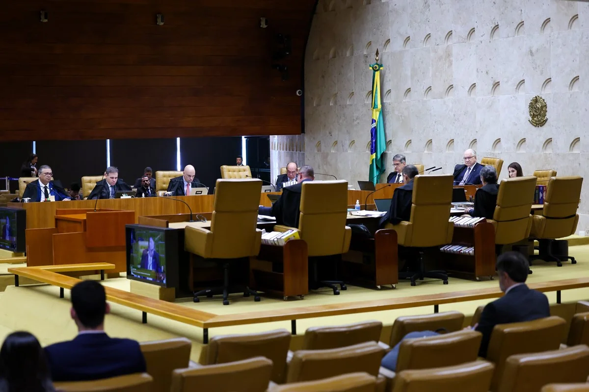 Plenário do STF com todos os ministros sentados em suas cadeiras