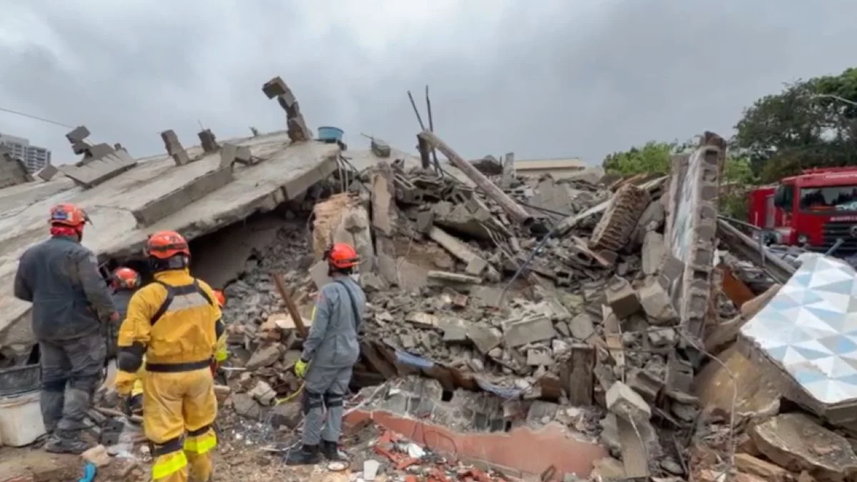 Bombeiros resgatam corpo de criança, 6ª morte após desabamento em SP