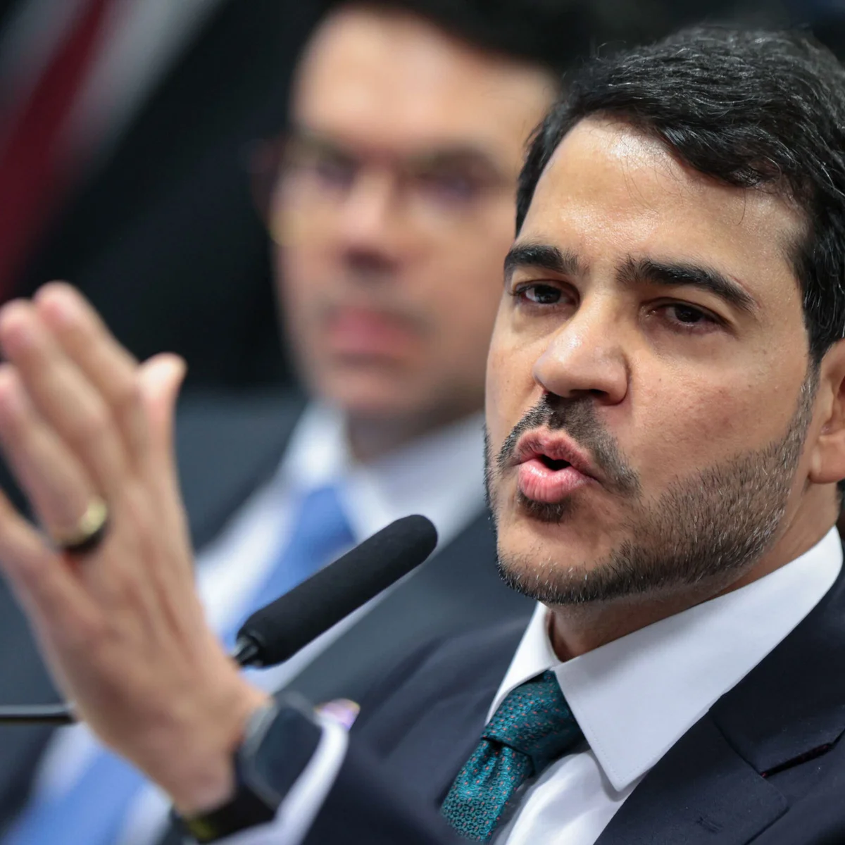 Messias critica Flávio por "uso ostensivo da Justiça contra cidadãos"