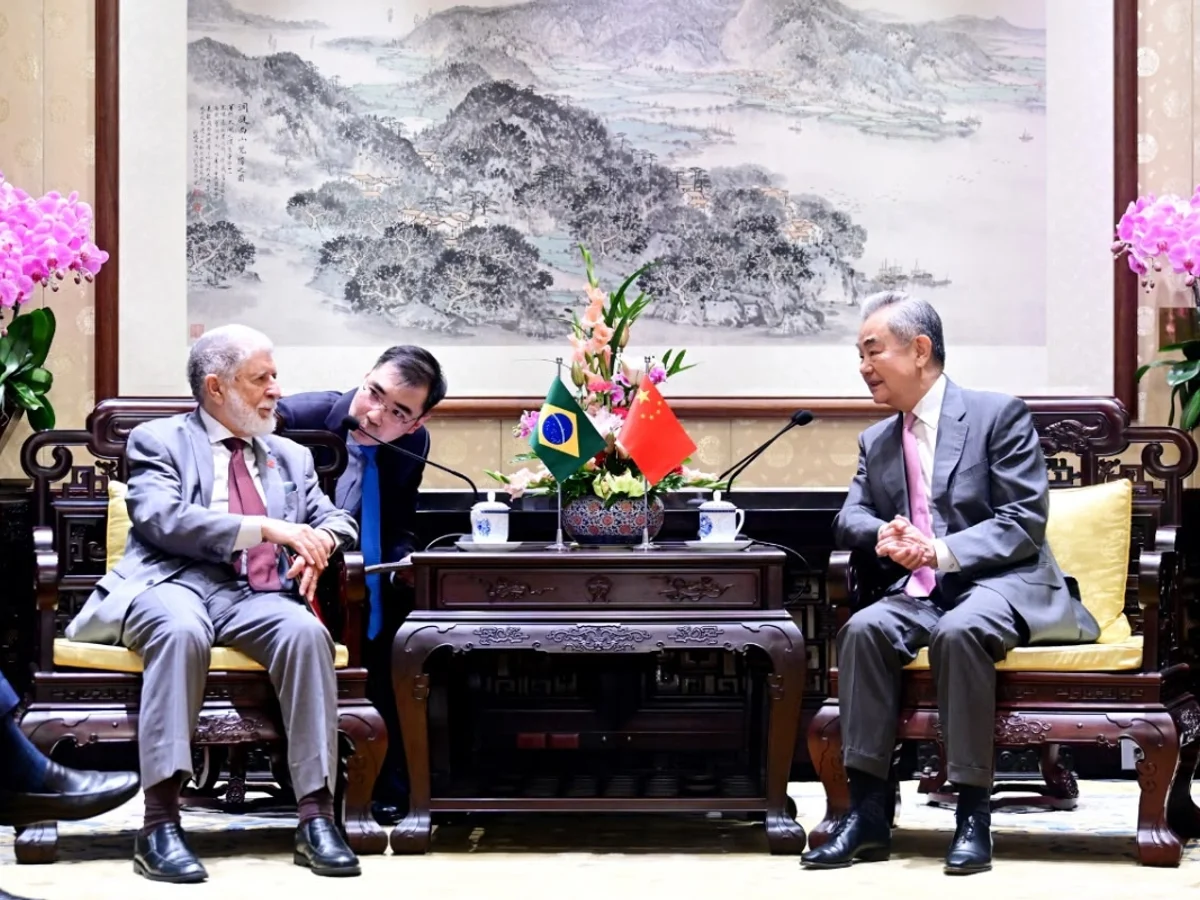 Amorim leva carta de Lula a Xi Jinping em encontro com chanceler da China