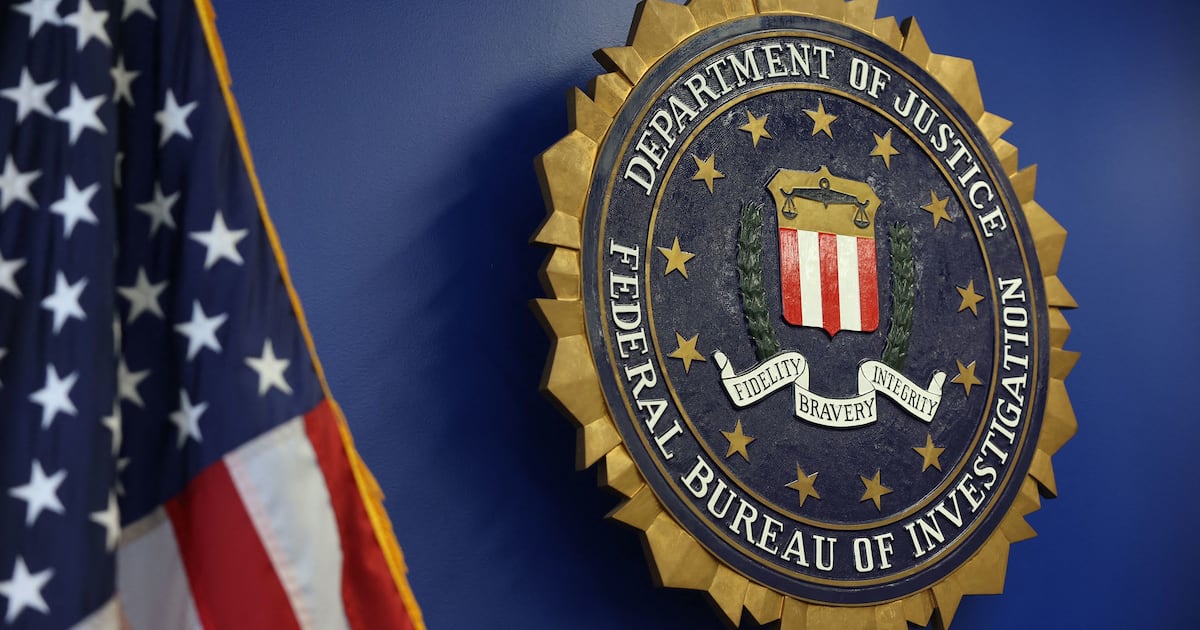 FBI investiga suposta violação após hackers alegarem ter roubado dados de milhares de agentes federais