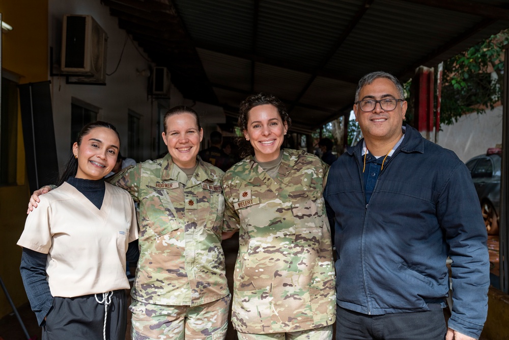 Imagem relacionada à notícia: Voluntários paraguaios ganham experiência de saúde em primeira mão apoiando audiologistas AMISTAD