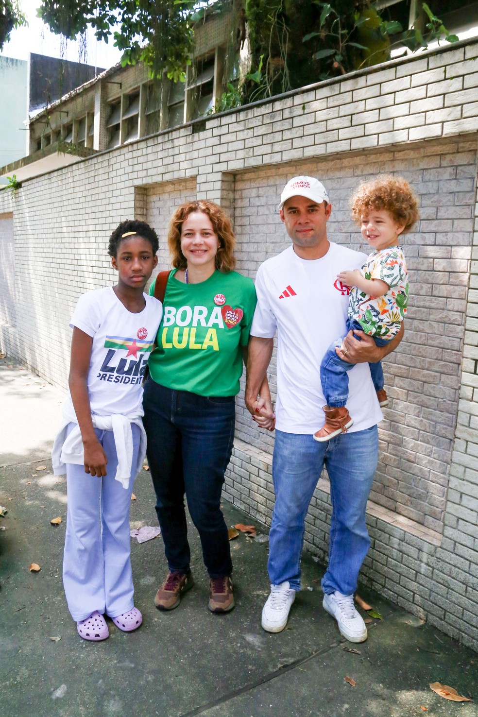 Famosos vão às urnas no 1º turno das Eleições 2026; veja fotos