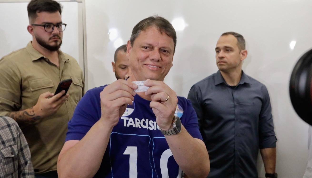 Candidato à reeleição ao governo de São Paulo, Tarcísio de Freitas (Republicanos) votou no Colégio Miguel de Cervantes, no Morumbi (SP). Foto: Edilson Dantas / Agência O Globo — Foto: Edilson Dantas / Agência O Globo