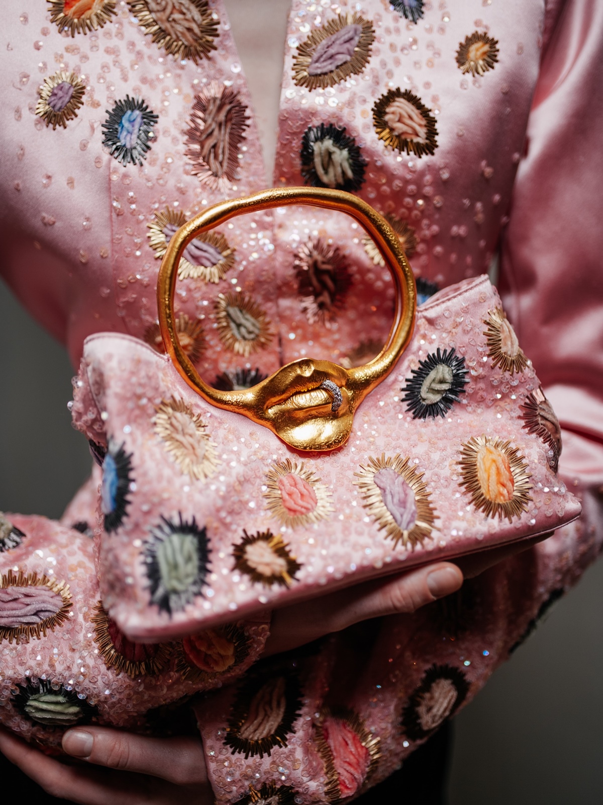 Bolsas com pedrarias da Schiaparelli