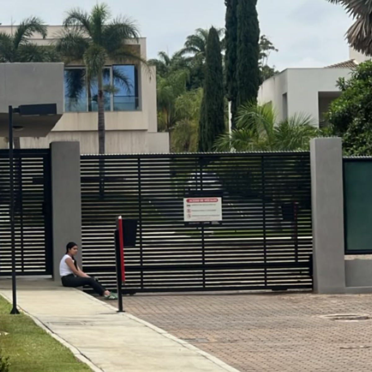 Condomínio de Flávio Bolsonaro vira alvo das atenções com a possibilidade de fuga; comboio teria deixado casa do senador