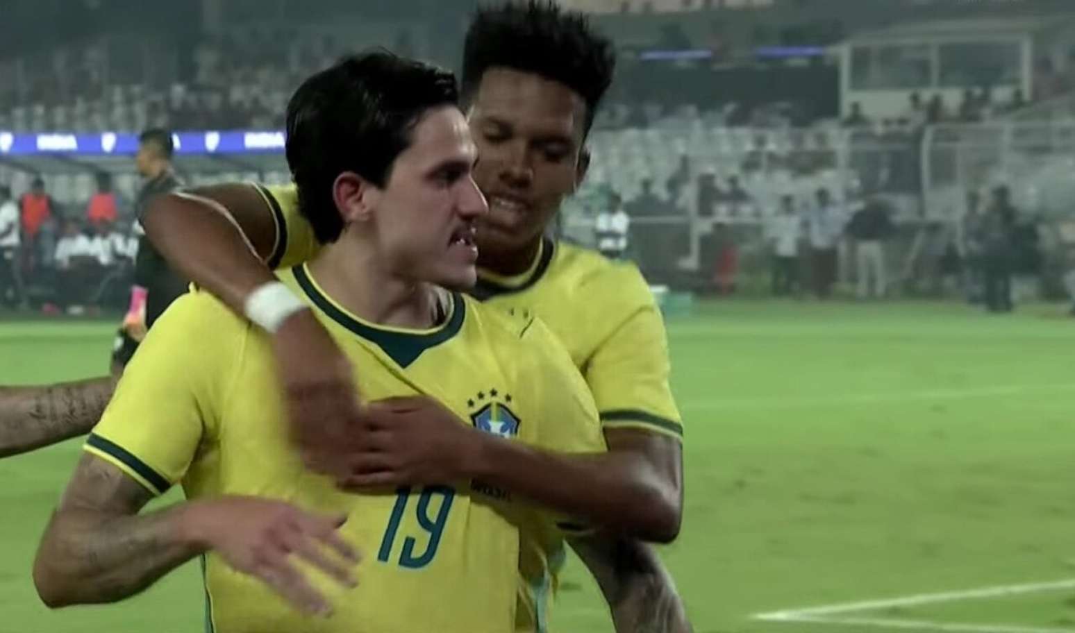 Pedro recebe o abra&ccedil;o de Vini Jr ao fazer o segundo gol do Brasil sobre a &Iacute;ndia.