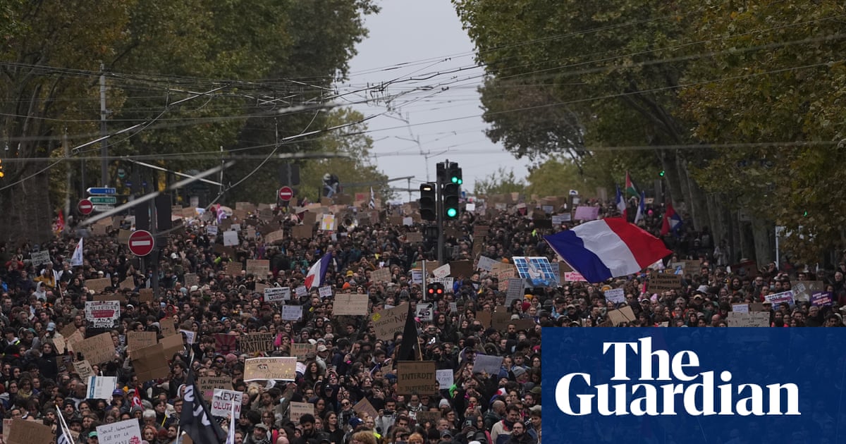 Centenas de milhares marcham pela França em protestos contra escolas e policiamento