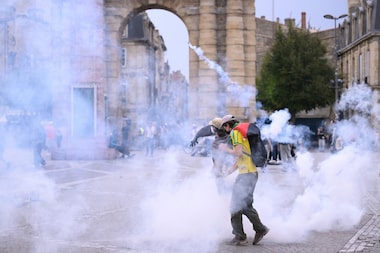 França suspende granadas de efeito moral após adolescente ser mutilado em protesto estudantil