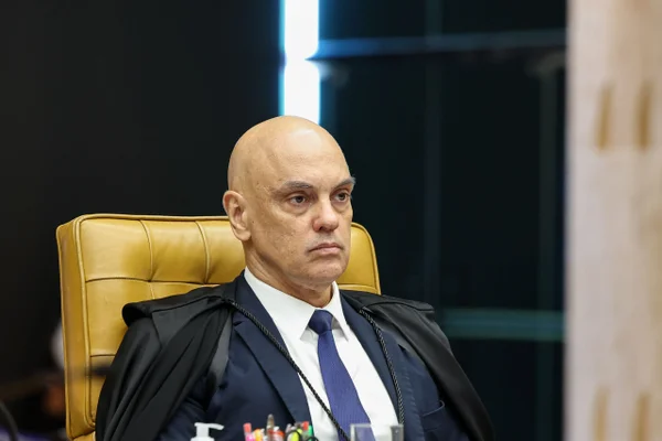 Moraes multa advogado de réu do 8/1 em R$ 5 mil por usar prompt de IA