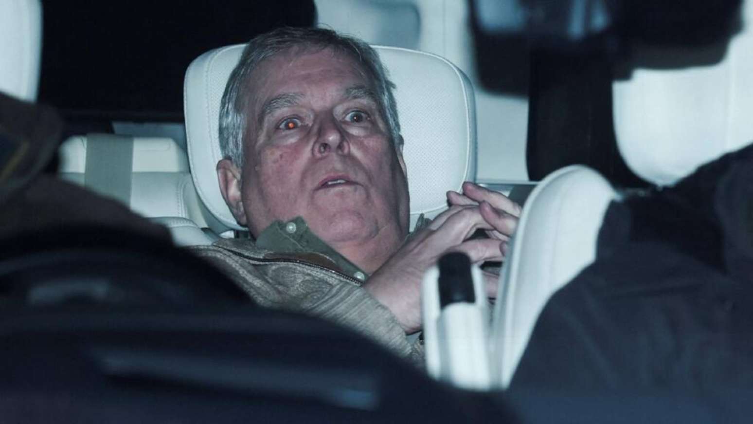 Andrew Mountbatten-Windsor deixa a delegacia de pol&iacute;cia ap&oacute;s ter sido preso por "m&aacute; conduta no exerc&iacute;cio de uma fun&ccedil;&atilde;o p&uacute;blica", em 19 de fevereiro de 2026.