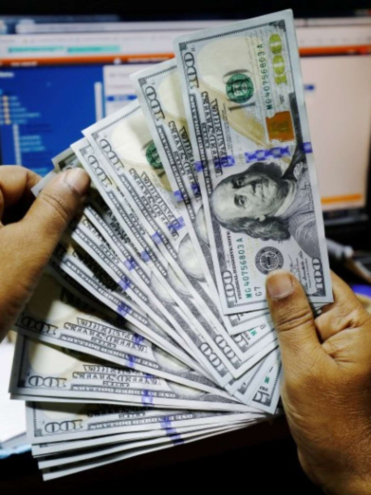 Dólar volta a superar os R$ 5 depois de rali do real pós 1º turno das eleições no Brasil