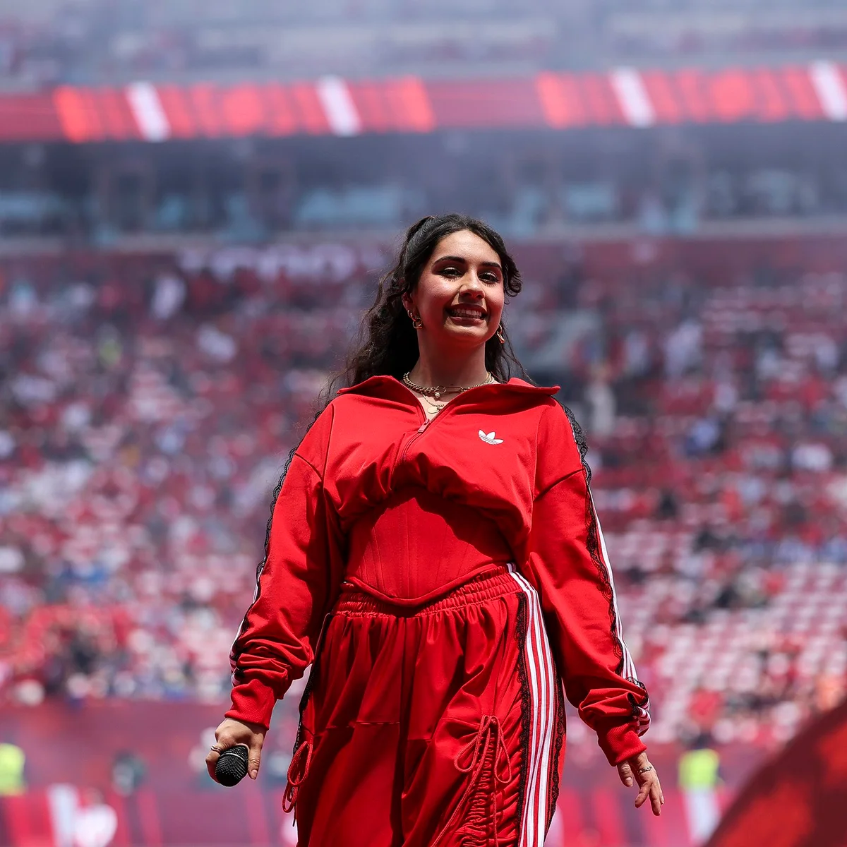 Alessia Cara esquece hino nacional do Canadá durante amistoso e viraliza