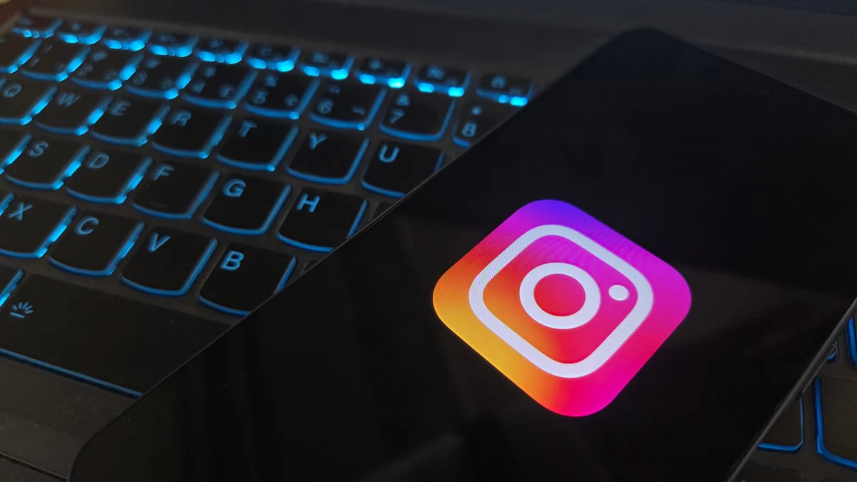 Logo do Instagram na tela do celular