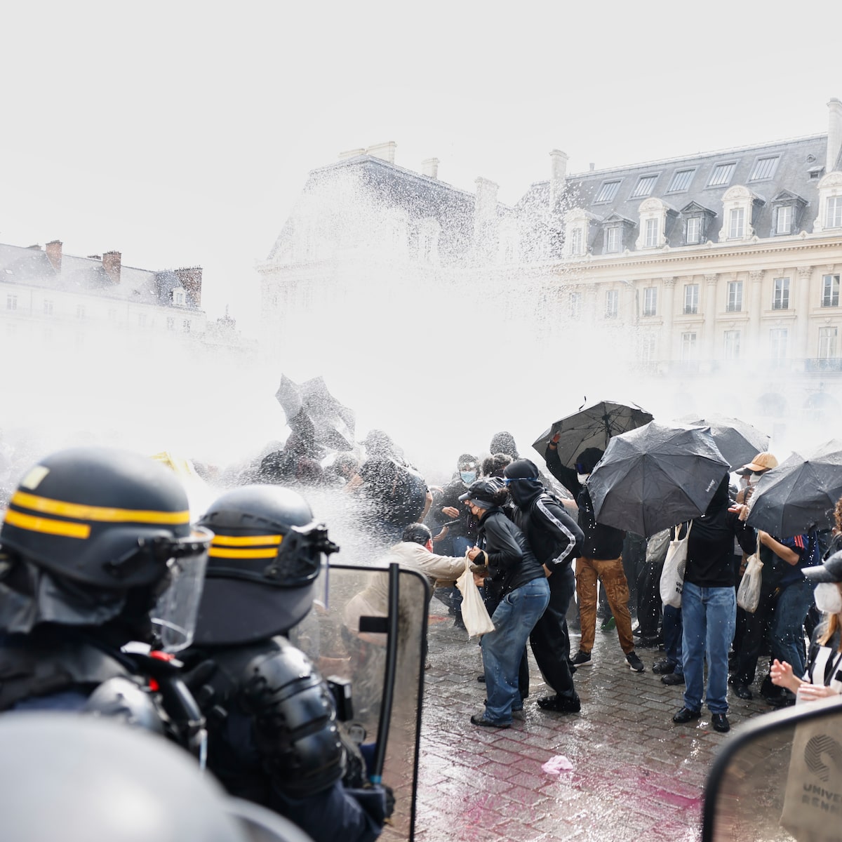 França tem dia nacional de protestos e atos estudantis se multiplicam pelo país