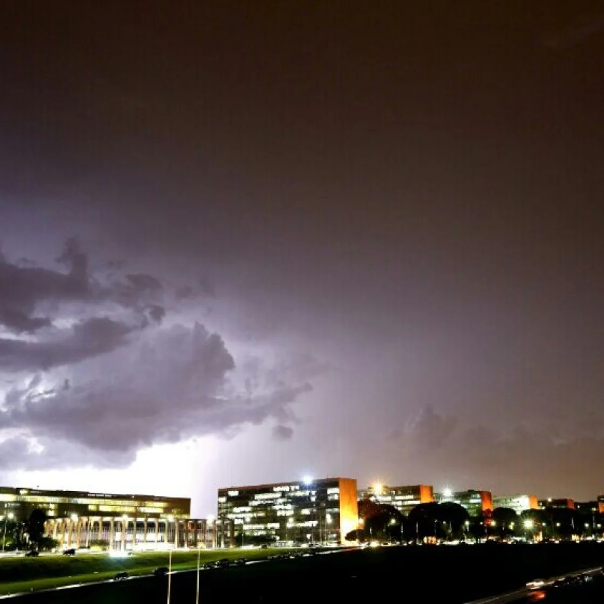 Defesa Civil emite alerta de chuva intensa com ventos de até 60 km/h no DF