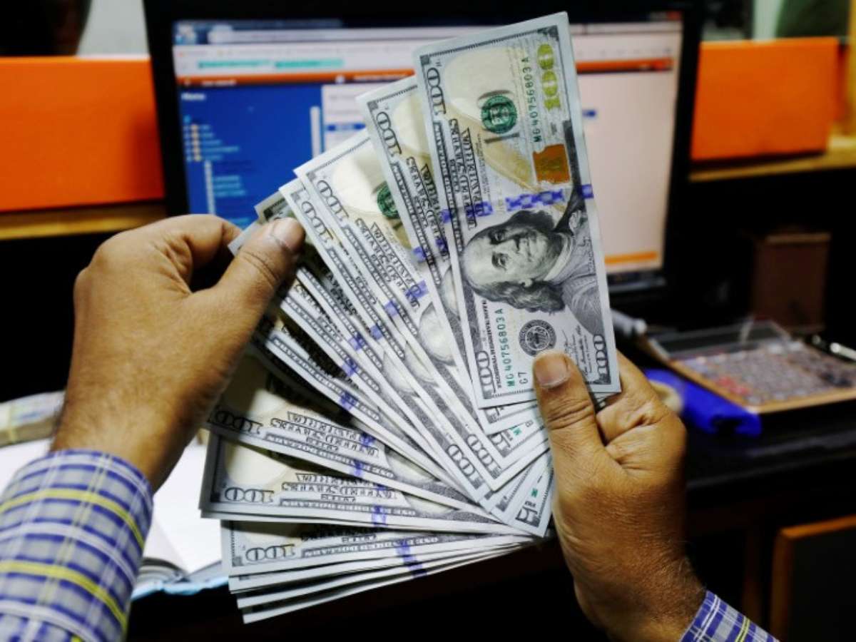 Dólar volta a superar os R$ 5 depois de rali do real pós 1º turno das eleições no Brasil