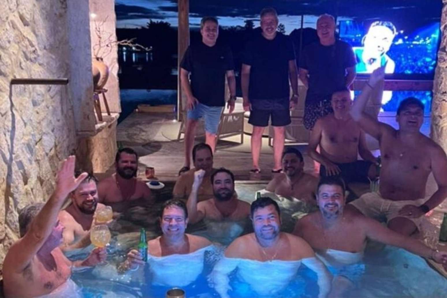 Willer Tomaz, ao centro, com punho erguido, ao lado de deputados e senadores em piscina de sua propriedade no entorno de Bras&iacute;lia