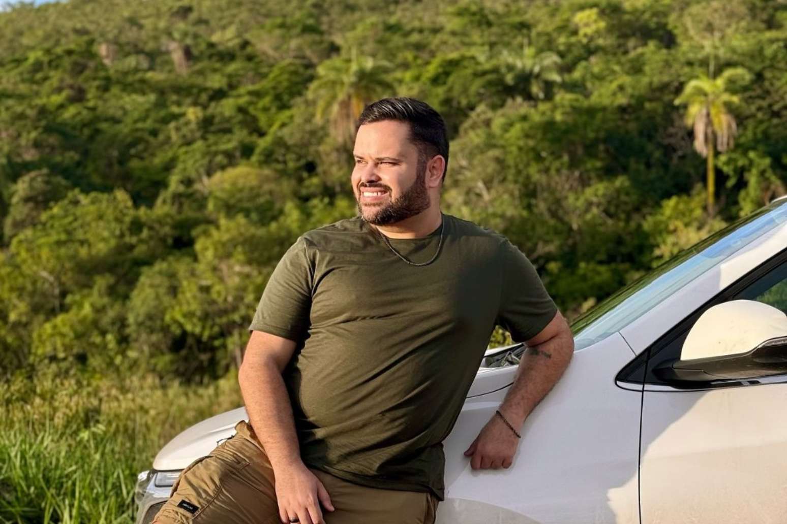 Michel, ex-BBB, posa ao lado de carro