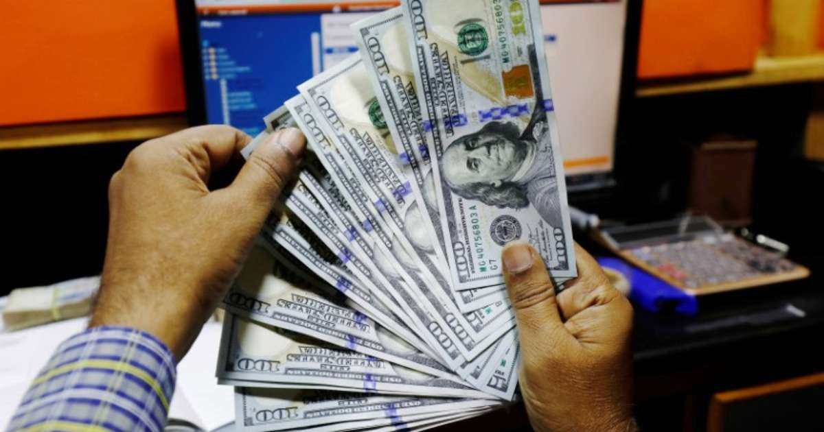 Dólar volta a superar os R$ 5 depois de rali do real pós 1º turno das eleições no Brasil