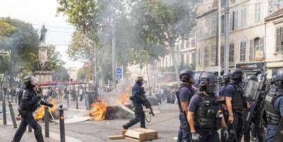 Um grupo reunido na Pra&ccedil;a Reforme ergue barricadas para bloquear a pol&iacute;cia em 6 de outubro de 2026, em Marselha, Fran&ccedil;a Foto: Sener Yilmaz Aslan/Getty Images