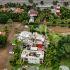 11 de octubre de 2026 - 19:17topshot - panama - earthquake - aftermathPlaya Venao, PanamaFoto porDANIEL DE CARTERET / AFPFoto por DANIEL DE CARTERET / AFPThis aerial view shows a partially destroyed house in Playa Venao, Los Santos province, about 360 km southwest of Panama City, on October 11, 2026.A powerful 7.7-magnitude earthquake rocked Panama on October 9, 2026, collapsing buildings and roads in the center of the country and injuring at least 27 people, with no deaths reported.