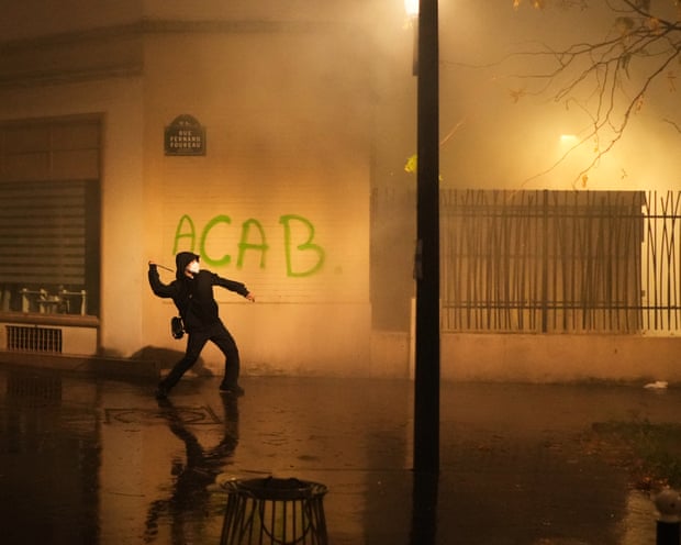 Centenas de milhares marcham pela França em protestos contra escolas e policiamento