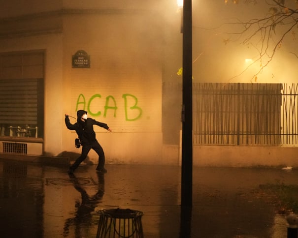 Centenas de milhares marcham pela França em protestos contra escolas e policiamento