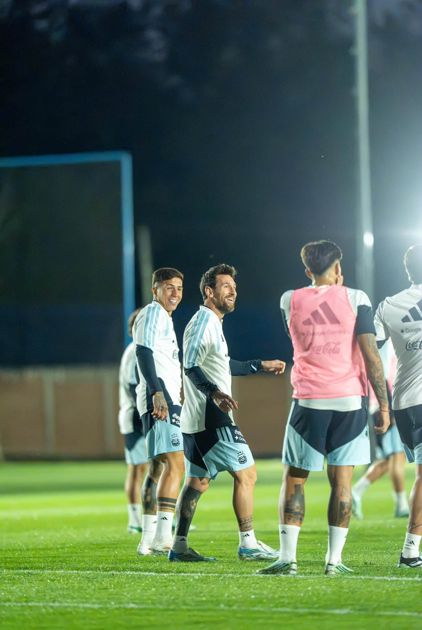 Messi tận hưởng từng khoảnh khắc