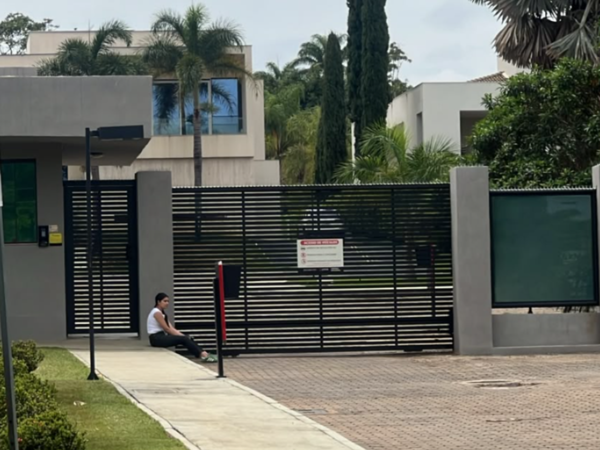 Condomínio de Flávio Bolsonaro vira alvo das atenções com a possibilidade de fuga; comboio teria deixado casa do senador