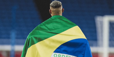 Jogador Richarlison publicou no Instagram uma foto enrolado na bandeira do Brasil pedindo consci&ecirc;ncia para vota&ccedil;&atilde;o no domingo Foto: Reprodu&ccedil;&atilde;o / Instagram