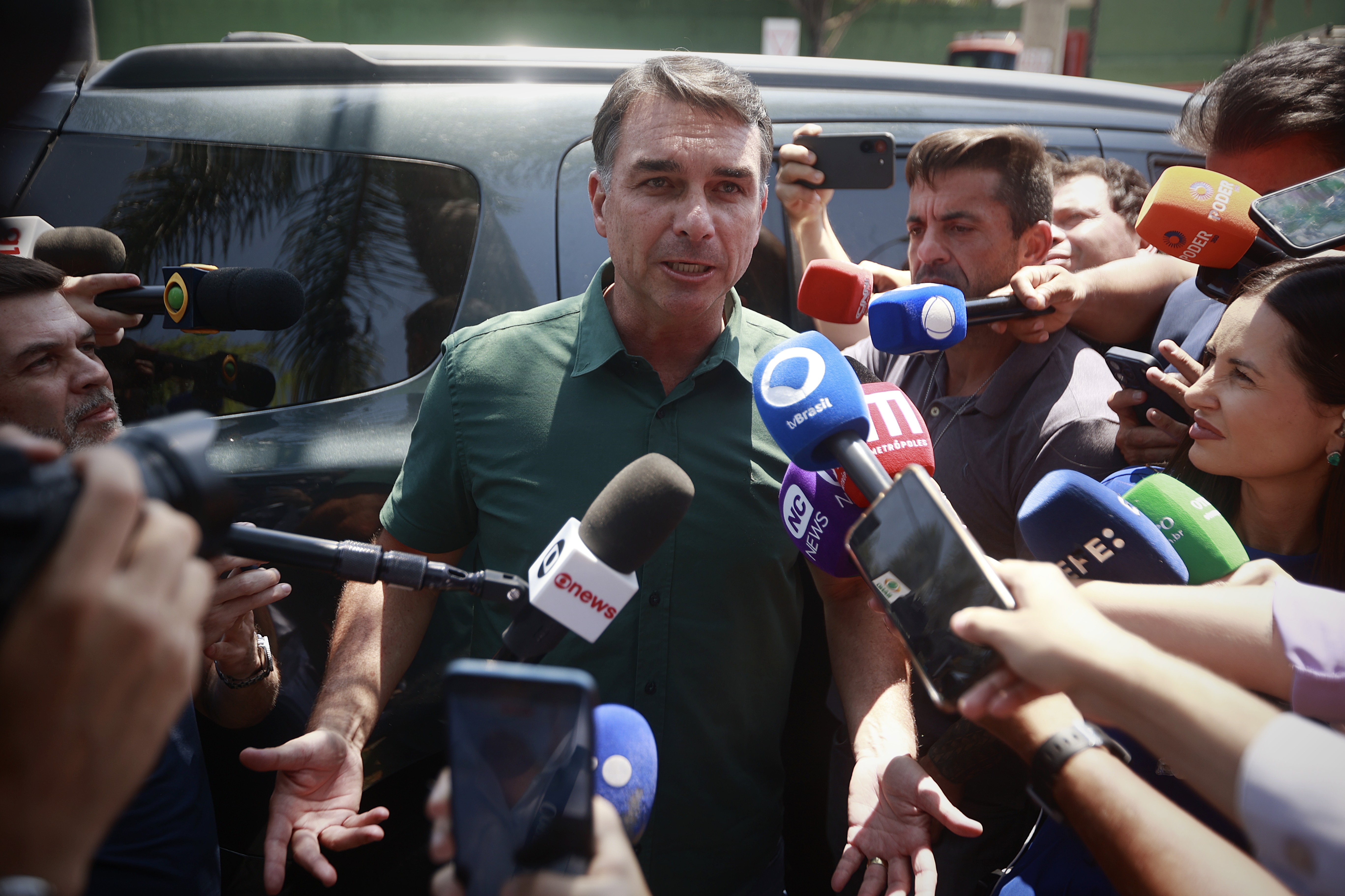 Flávio deve votar fim da escala 6x1 à distância enquanto faz campanha com aliados em Porto Alegre
