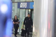 Ao todo, os policiais federais cumprem cinco mandados de prisão preventiva, dois de prisão temporária e 25 de busca e apreensão em cinco unidades da Federação