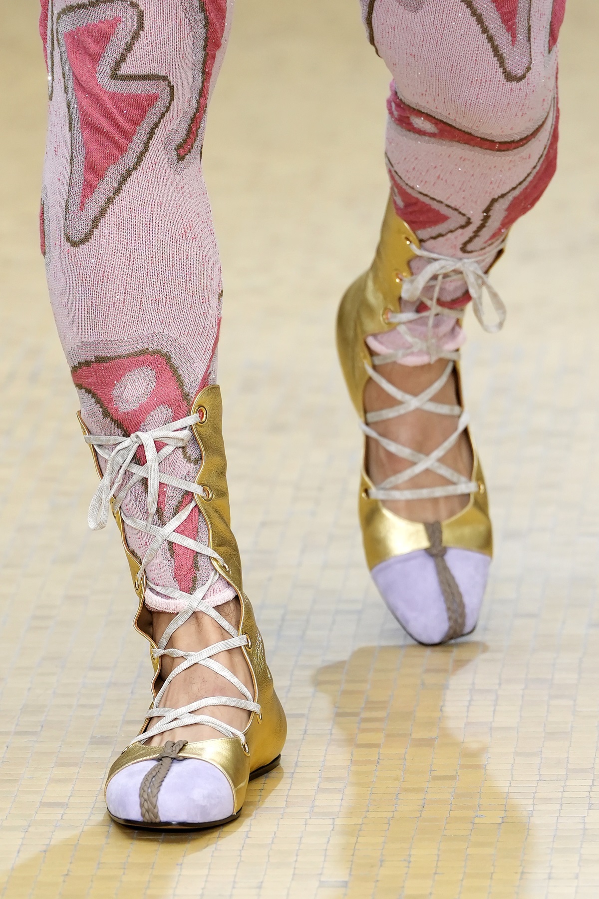 Sapatos divertidos no desfile da Vivienne Westwood
