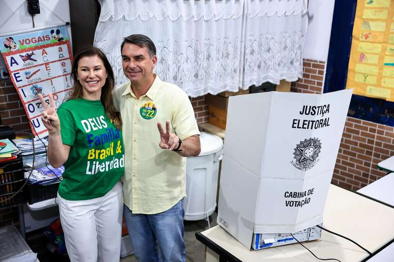 Tumulto, celebração e provocações de eleitores do PT: Flávio Bolsonaro vota em escola no RJ