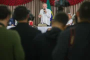 Lula durante a reunião de campanha após o 1º turno das eleições