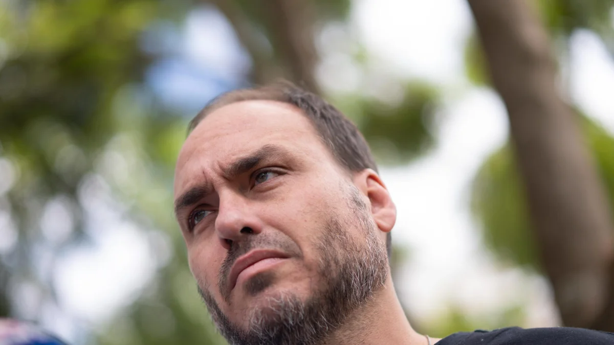 Carlos Bolsonaro exclui Jair Renan em "colinha" de votos em SC