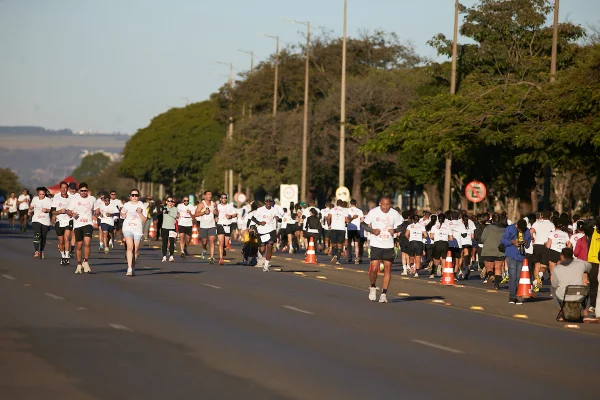 Metrópoles Endurance Corrida: médico explica benefícios de correr à noite