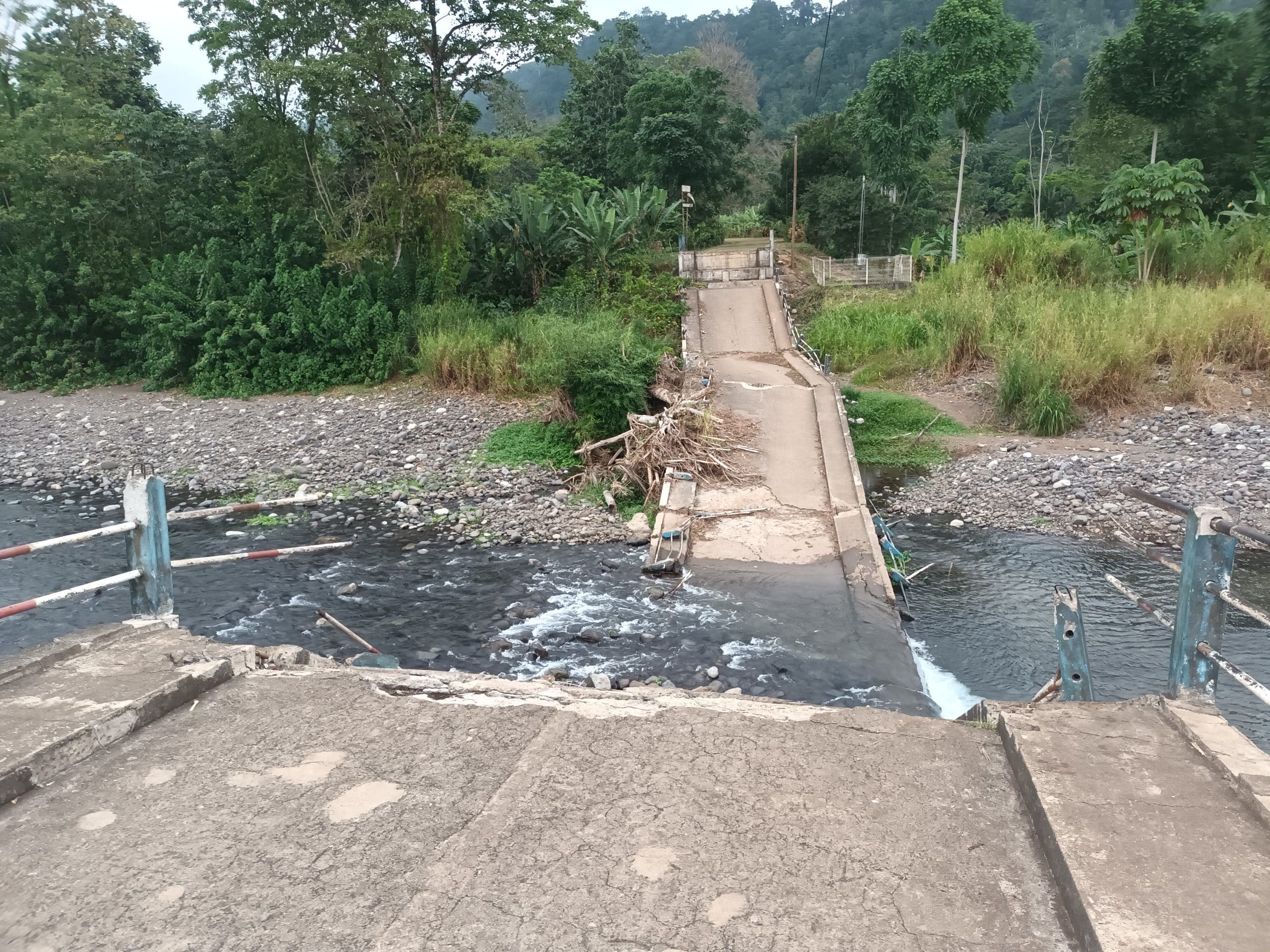 A ponte que desligou o distrito de Lembá em 2021 ainda sem obras de construção