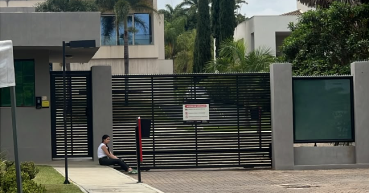 Condomínio de Flávio Bolsonaro vira alvo das atenções com a possibilidade de fuga; comboio teria deixado casa do senador