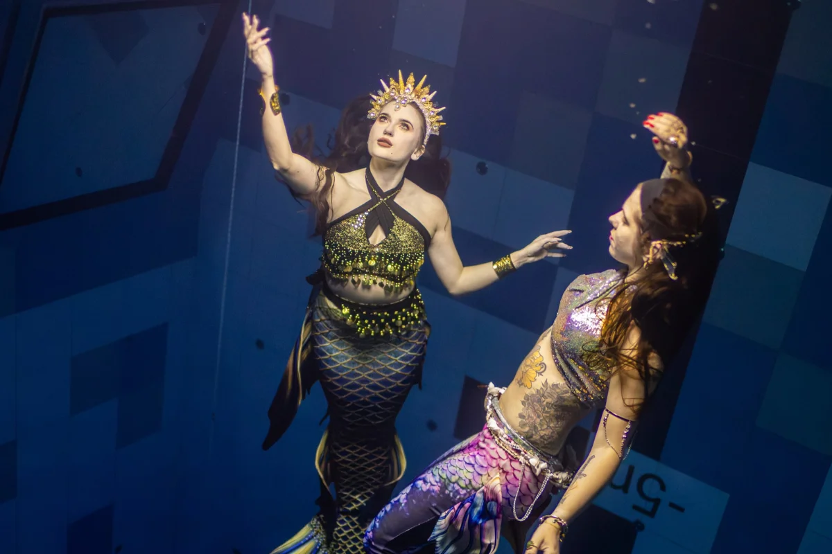 Mulheres disputam título de sereia na piscina mais profunda da Europa