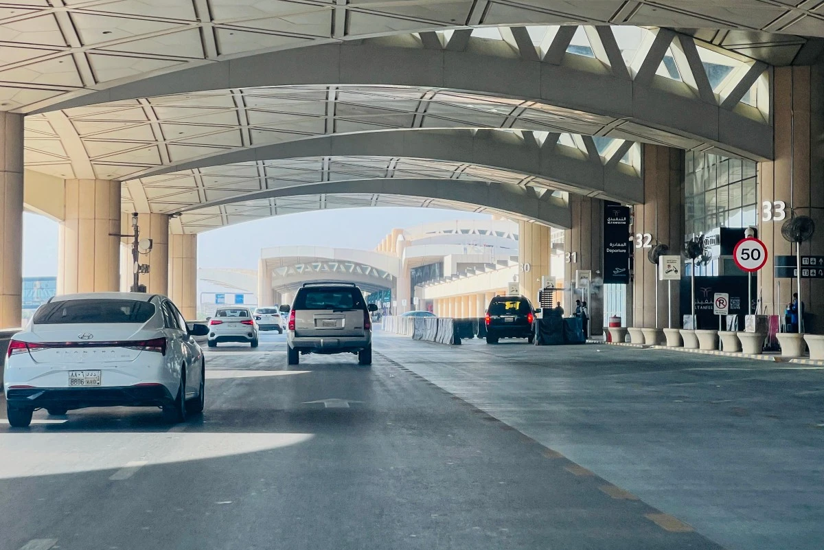 Líderes árabes e do GCC condenam ataques letais dos Houthis contra aeroportos da Arábia Saudita