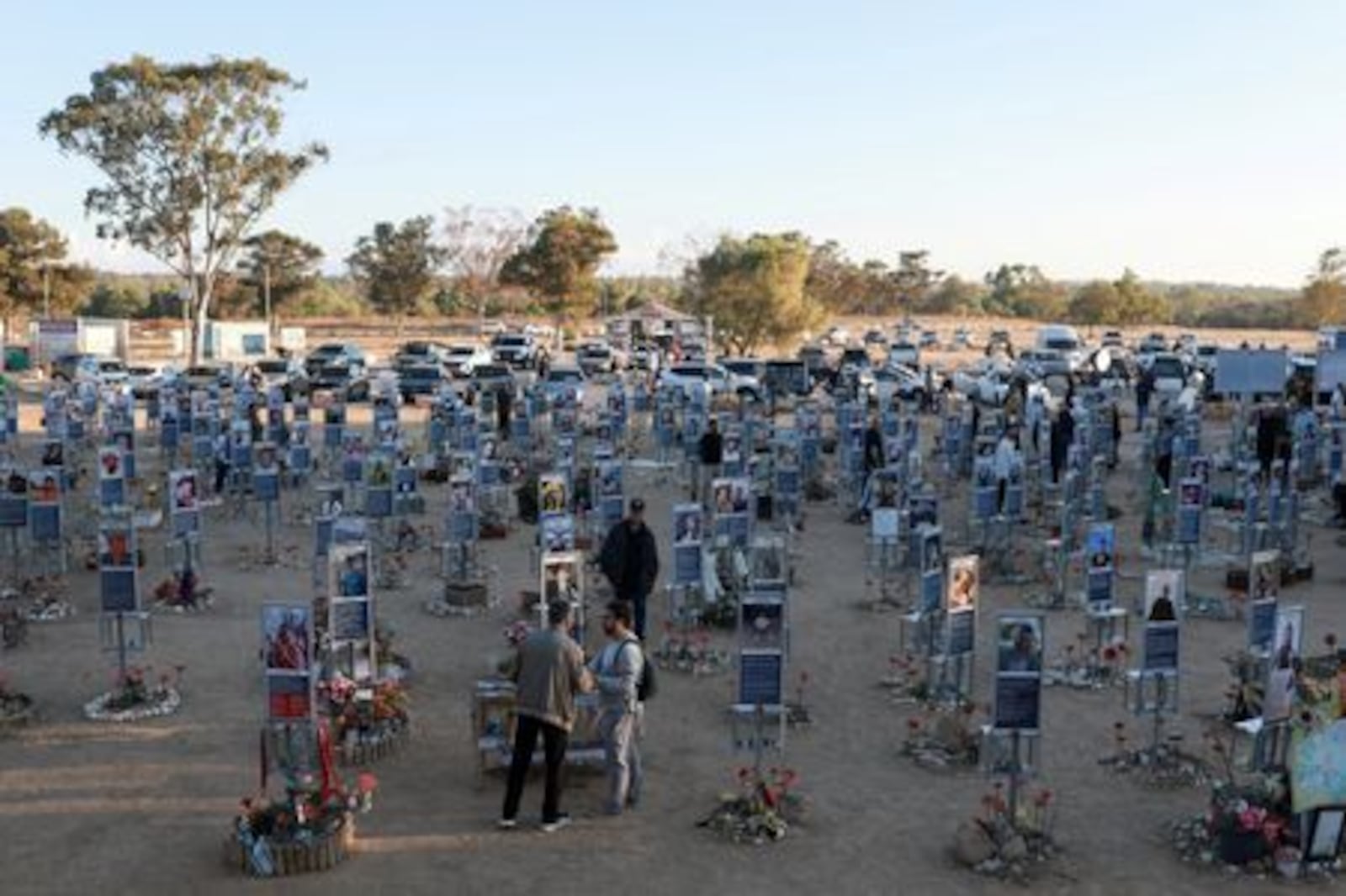 Pessoas visitam local do festival de música Nova no sul de Israel, onde pessoas foram mortas e sequestradas durante o ataque mortal liderado pelo Hamas em 7 de outubro de 2023