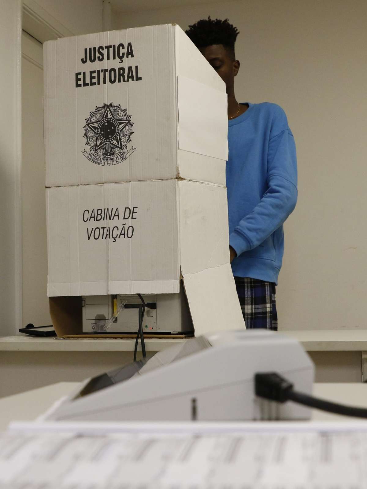 'Cabine' ou 'cabina' de votação: qual é o correto? Veja a explicação