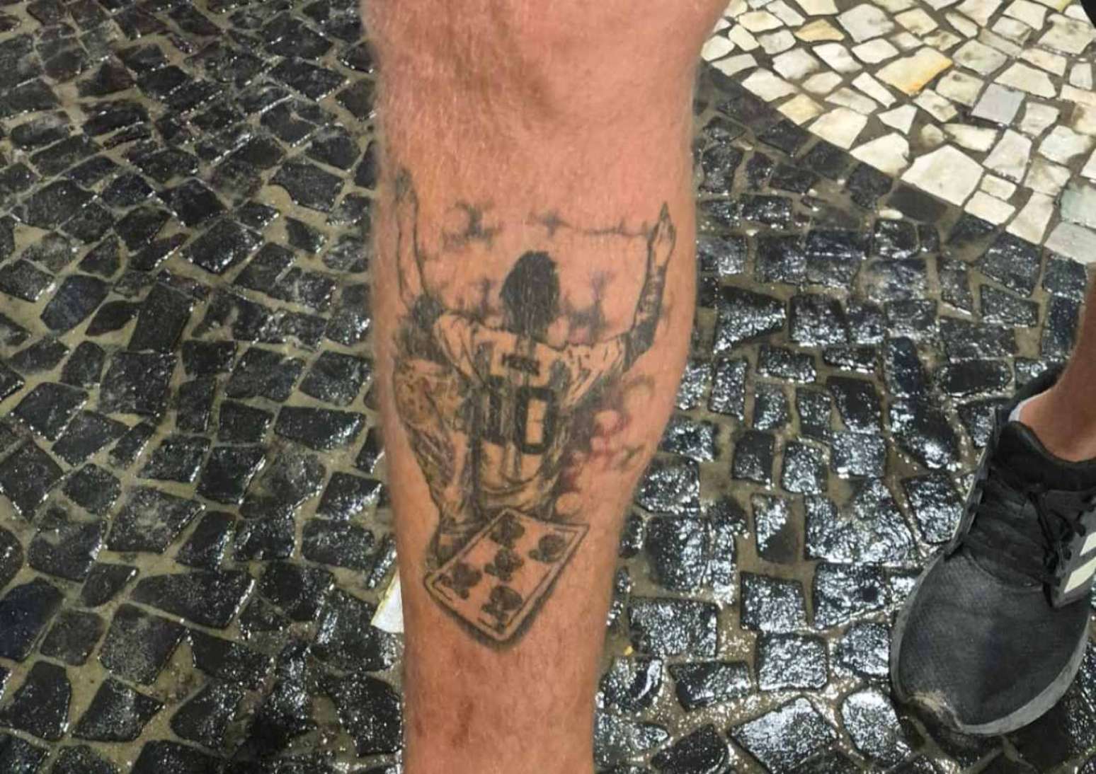Martin, inclusive, tem uma tatuagem de Messi na perna.