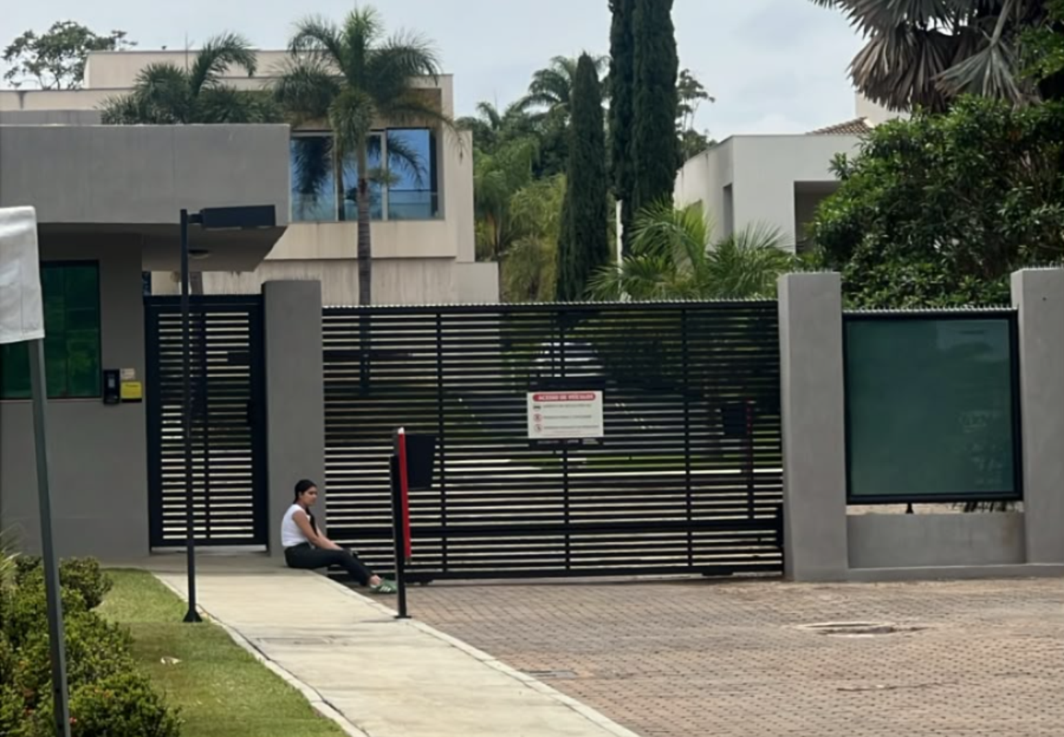 Entrada do condom&iacute;nio de Fl&aacute;vio Bolsonaro em Bras&iacute;lia